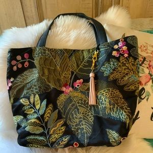 NWOT MAKEUP JUNKIE BAG. flower print stitching